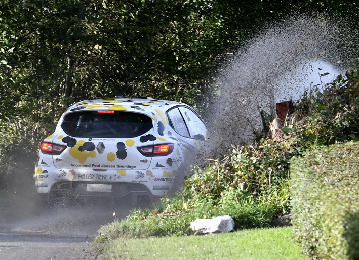 Det regnede voldsomt døgnet før slutrunden, så Vallentin og Egholm og konkurrenterne skulle forcere både store vandpytter og tykke mudderlag i de skarpe sekundopgør om rallymesterskaberne
(Foto: Morten Dam - autoMOTIV/specialpress)